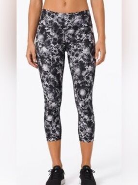 Athleta Women Black & White Floral Print Capris Size Small